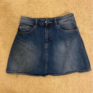 dark wash mini skirt y2k vibes 😚